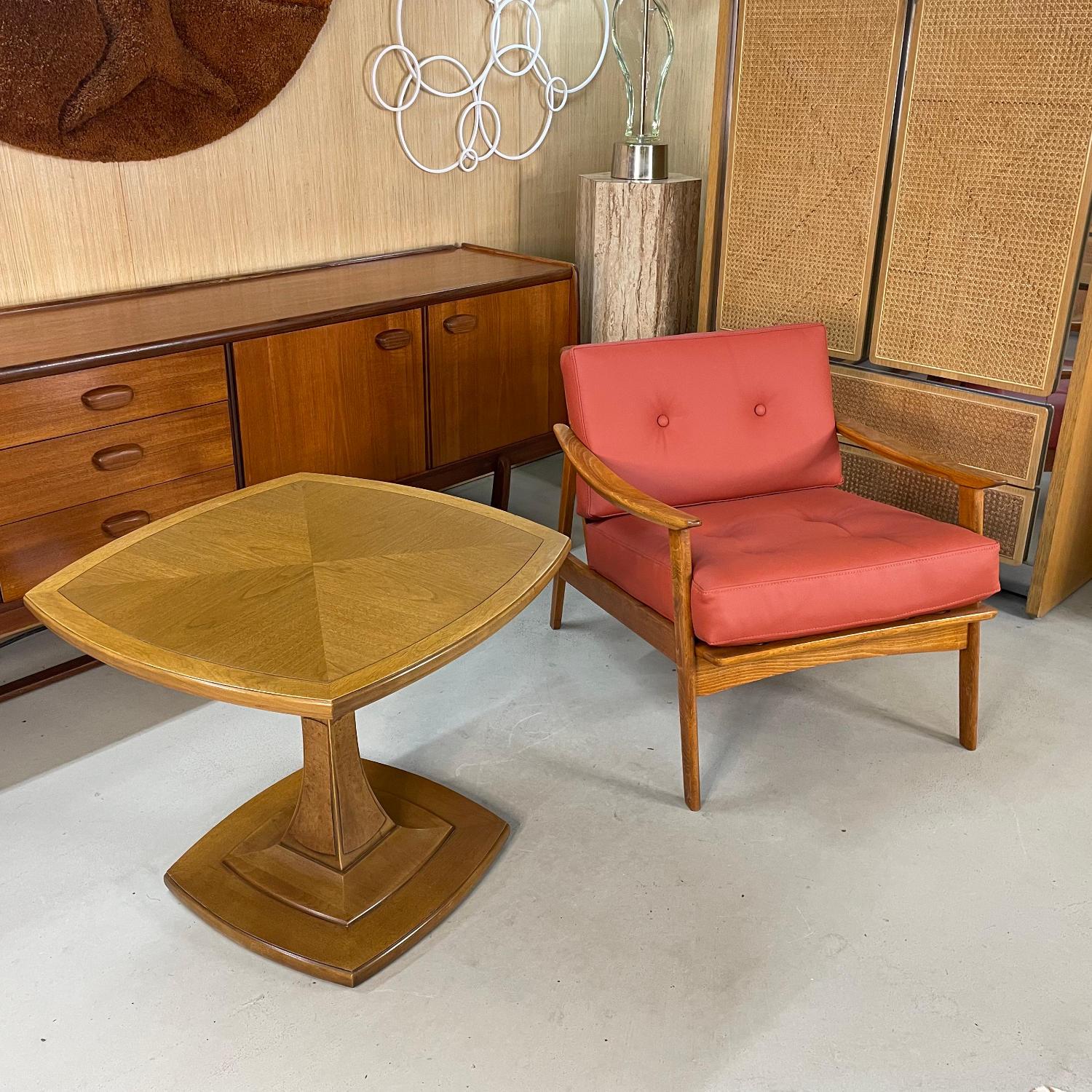 Drexel Eastrend Cocktail-Beistelltisch aus Pekannussholz und Wurzelholz im Biedermeier-Stil mit Sockel im Angebot 5