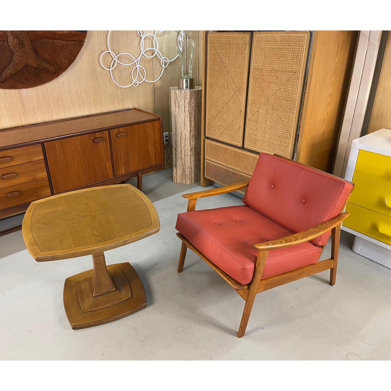 Drexel Eastrend Cocktail-Beistelltisch aus Pekannussholz und Wurzelholz im Biedermeier-Stil mit Sockel (amerikanisch) im Angebot