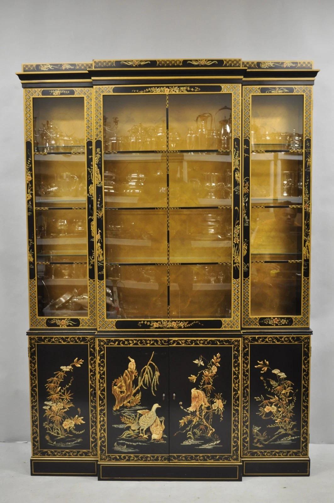 Bitte teilen Sie uns Ihre Postleitzahl mit, um ein günstigeres Angebot für den Versand innerhalb der USA anzufordern.

Vintage Drexel Et Cetera Chinoiserie Schwarz Lack Farbe dekoriert Breakfront China Cabinet. Der Artikel verfügt über eine