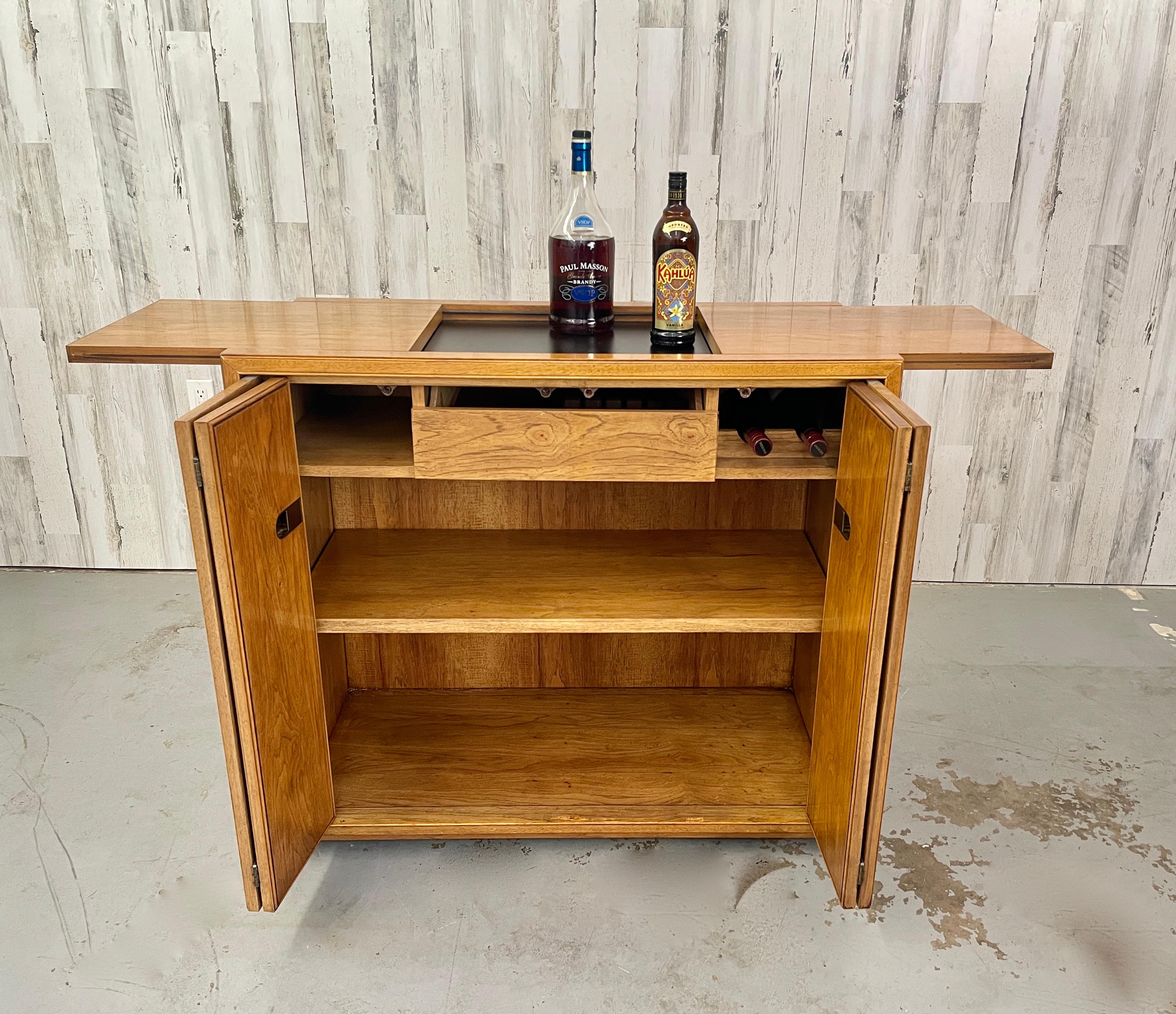 Drexel Extendable Top Liquor Cabinet In Good Condition For Sale In Denton, TX