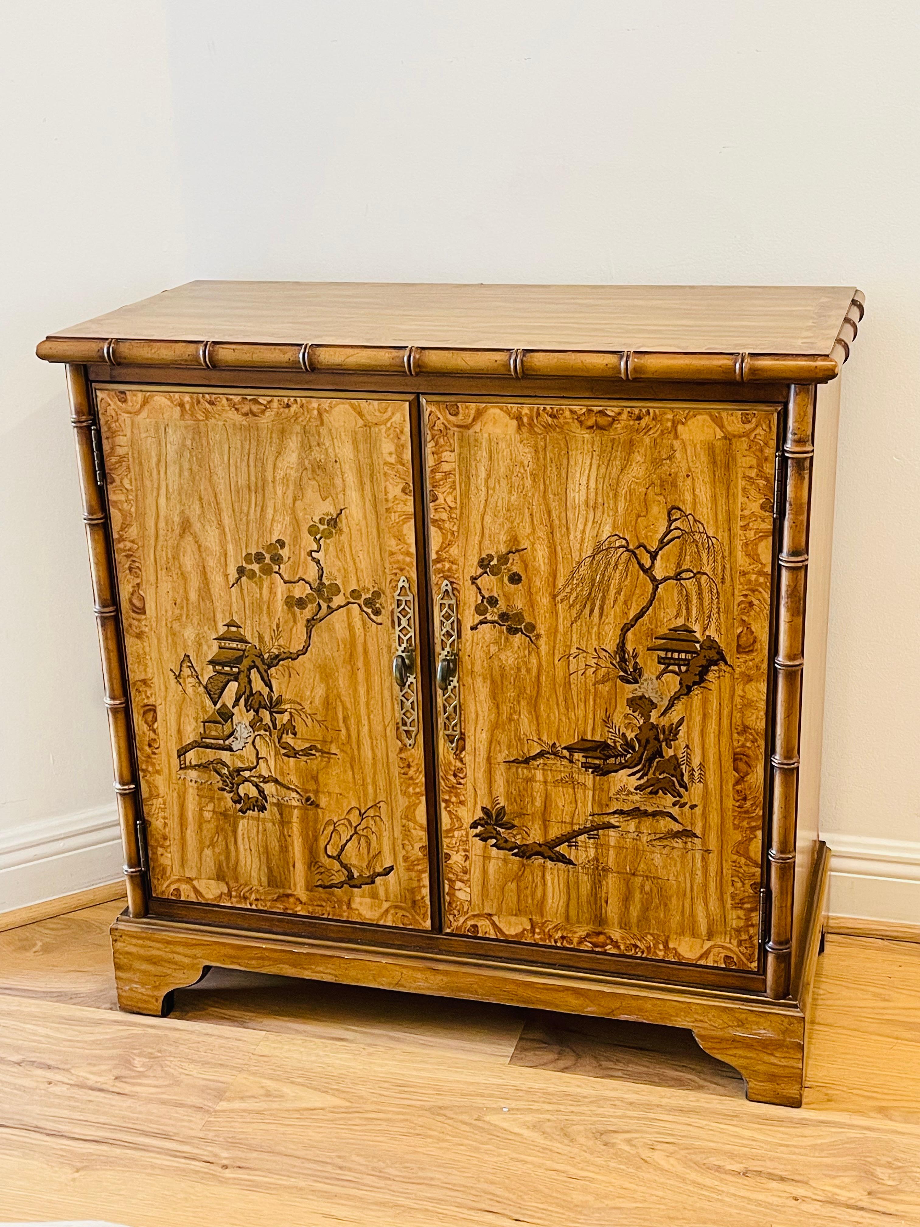 Drexel Heritage d'epoca in stile cineseria, commode in finto bambù. Realizzato in quercia Drexel della Carolina del Nord con bellissime venature e una lucidatura perfetta. Intarsio in legno Chinoiserie. Grande maestria e attenzione ai dettagli. 