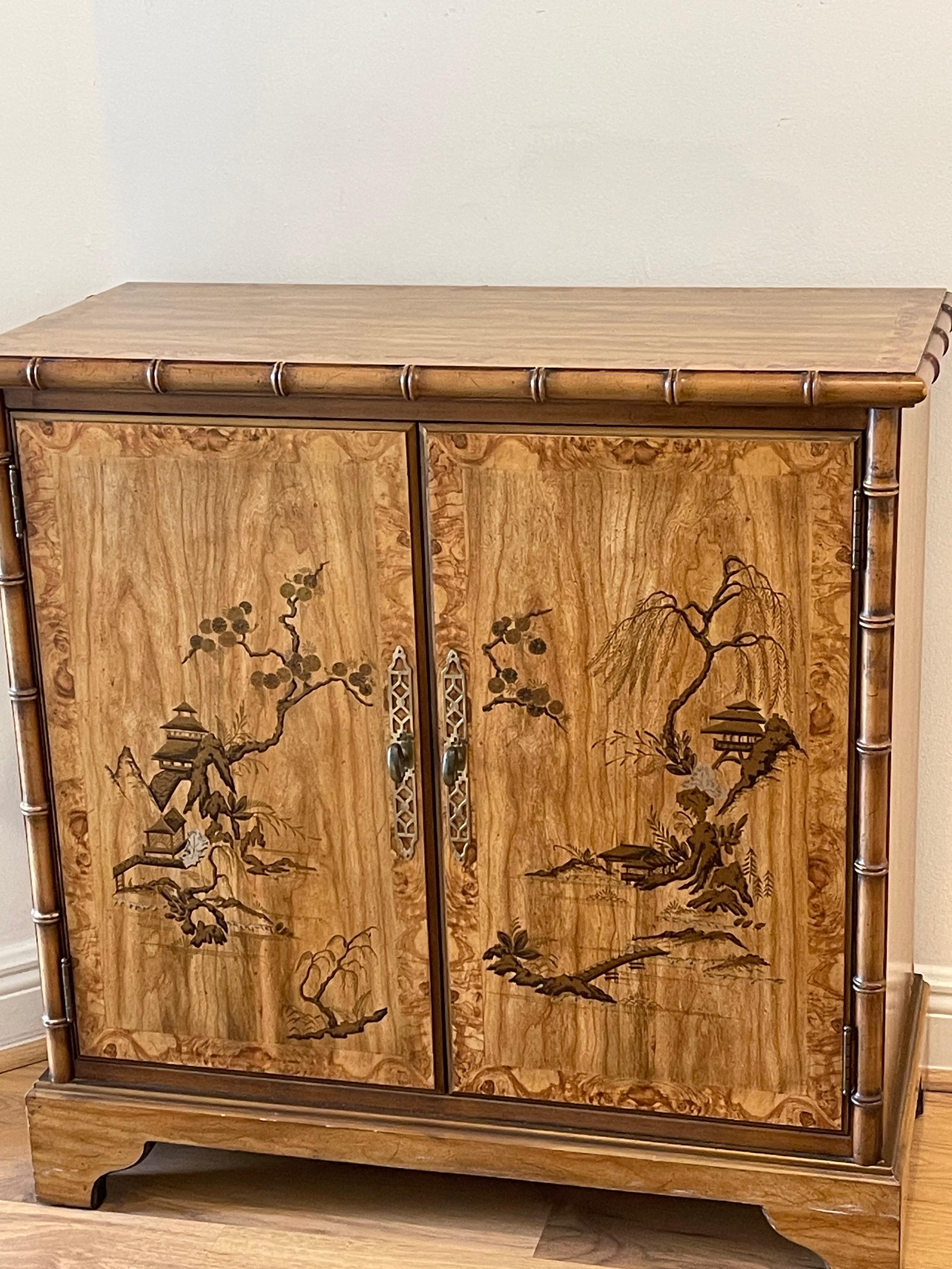 Fab Drexel  Comodino Heritage in finto bambù Chinoiserie In condizioni buone in vendita a Boca Raton, FL