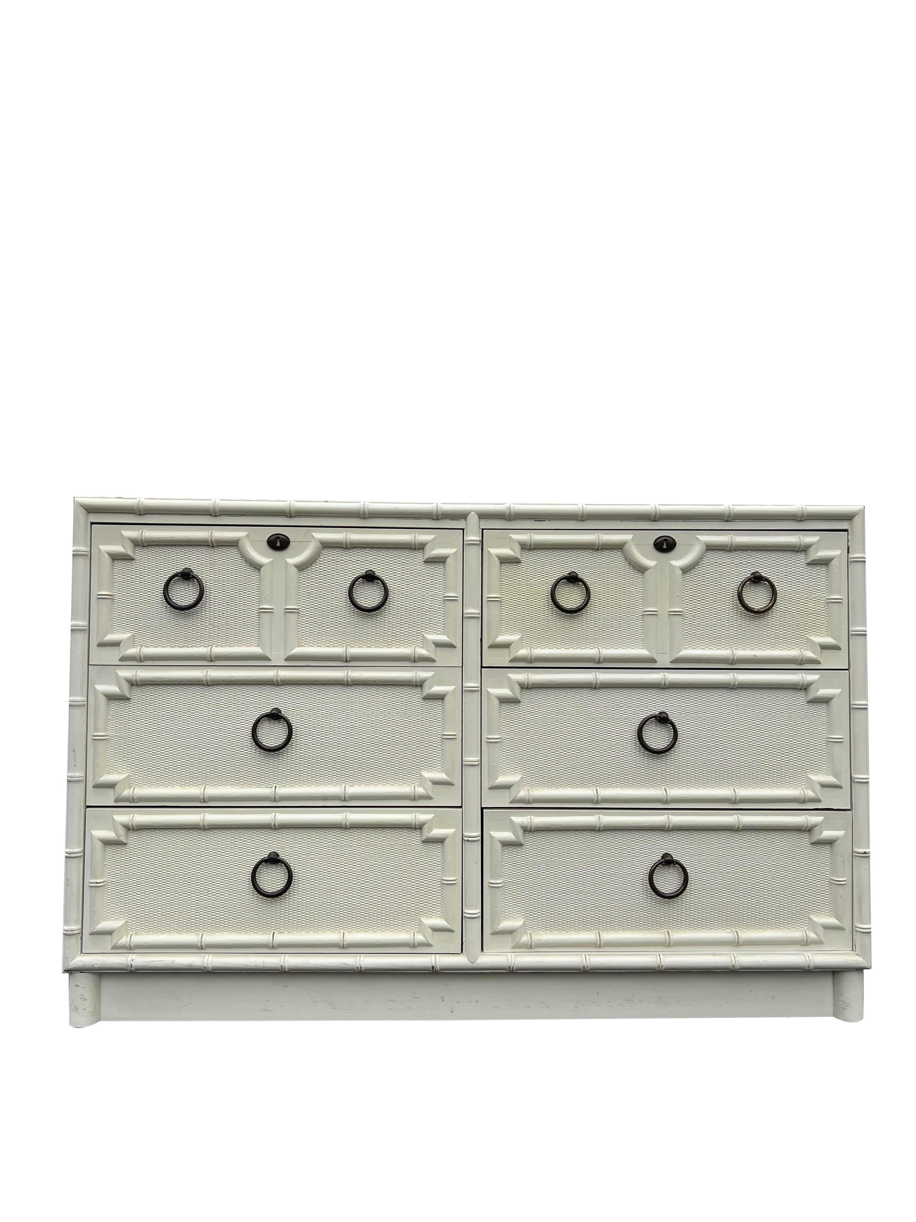 Cassettiera vintage in finto bambù Drexel

Questa cassettiera vintage è un must per chi vuole aggiungere un tocco di stile costiero alla propria casa. Il design in finto bambù e il colore bianco creano un'atmosfera fresca e invitante, mentre l'ampio