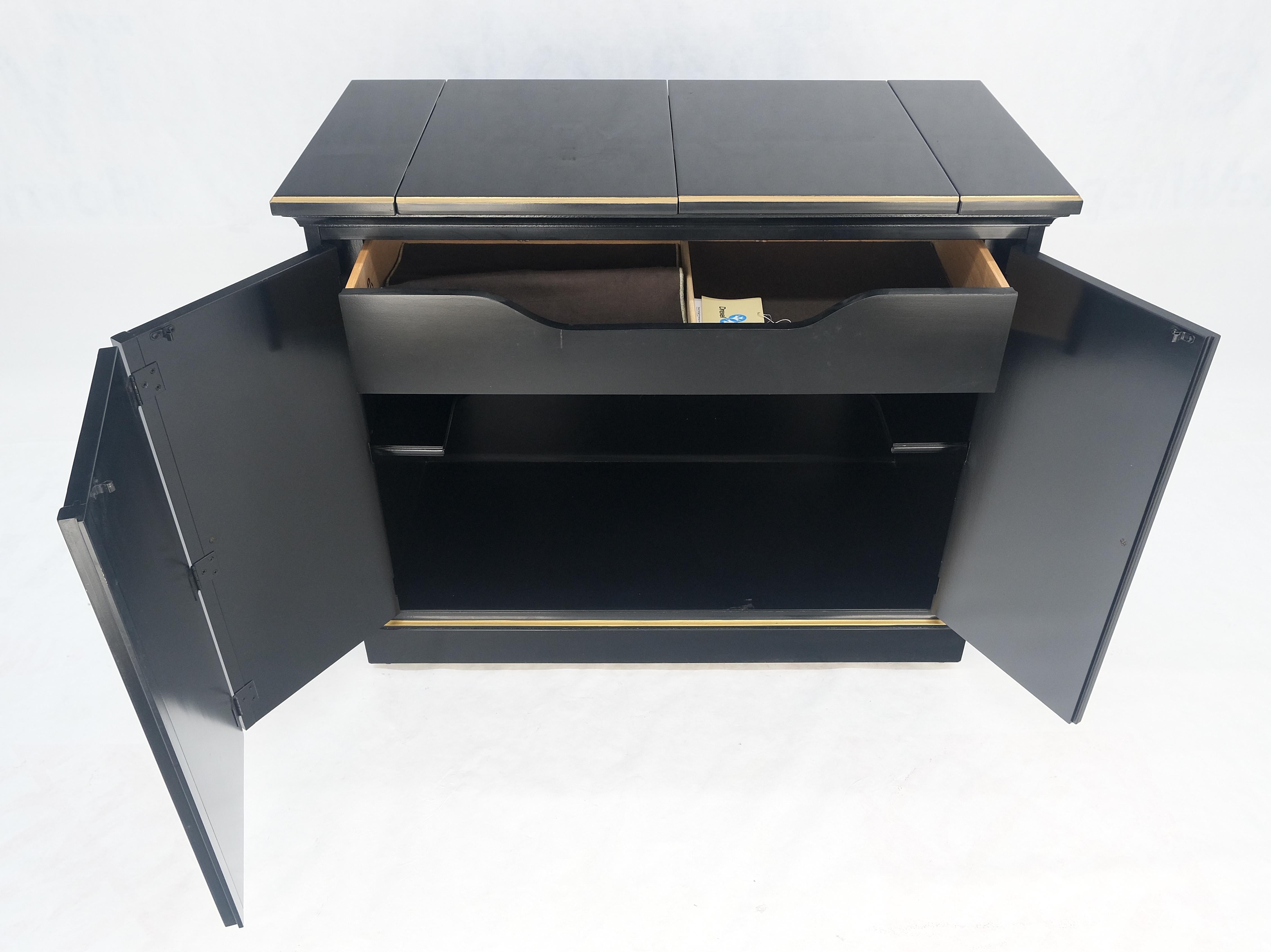 Drexel Flip Top Serving Sideboard Bar on Wheels Chinoiserie Style Black Lacquer For Sale 3