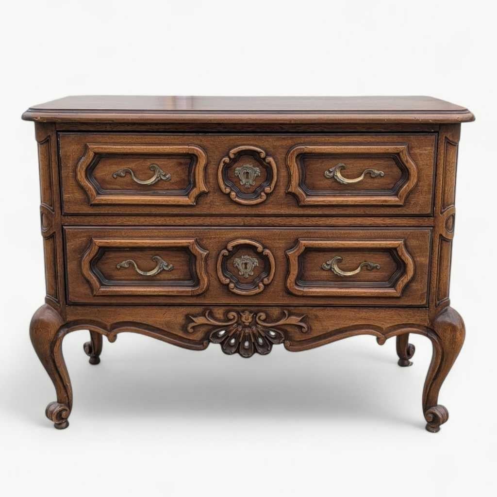 Coffre provincial français Drexel, commode à 2 tiroirs, bois massif, vers les années 1960, États-Unis en vente 2