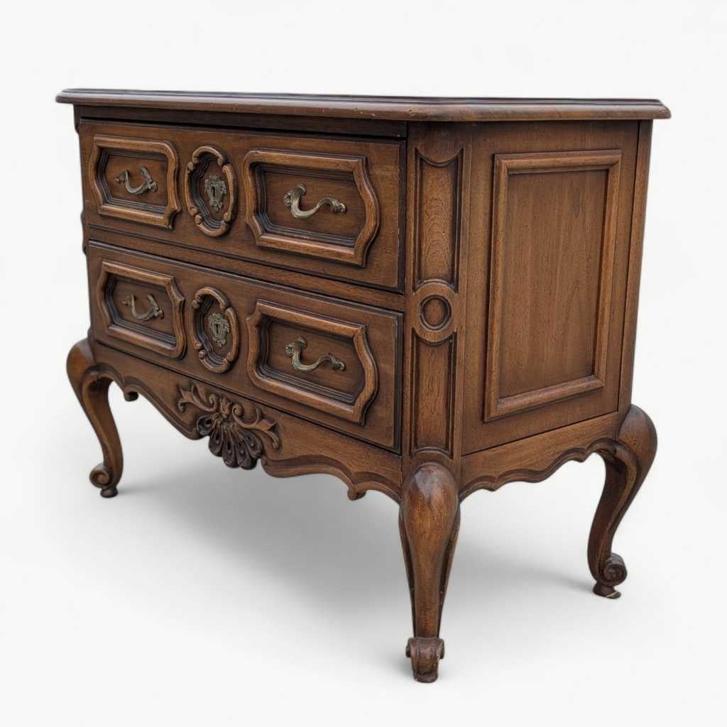 Coffre provincial français Drexel, commode à 2 tiroirs, bois massif, vers les années 1960, États-Unis en vente 3