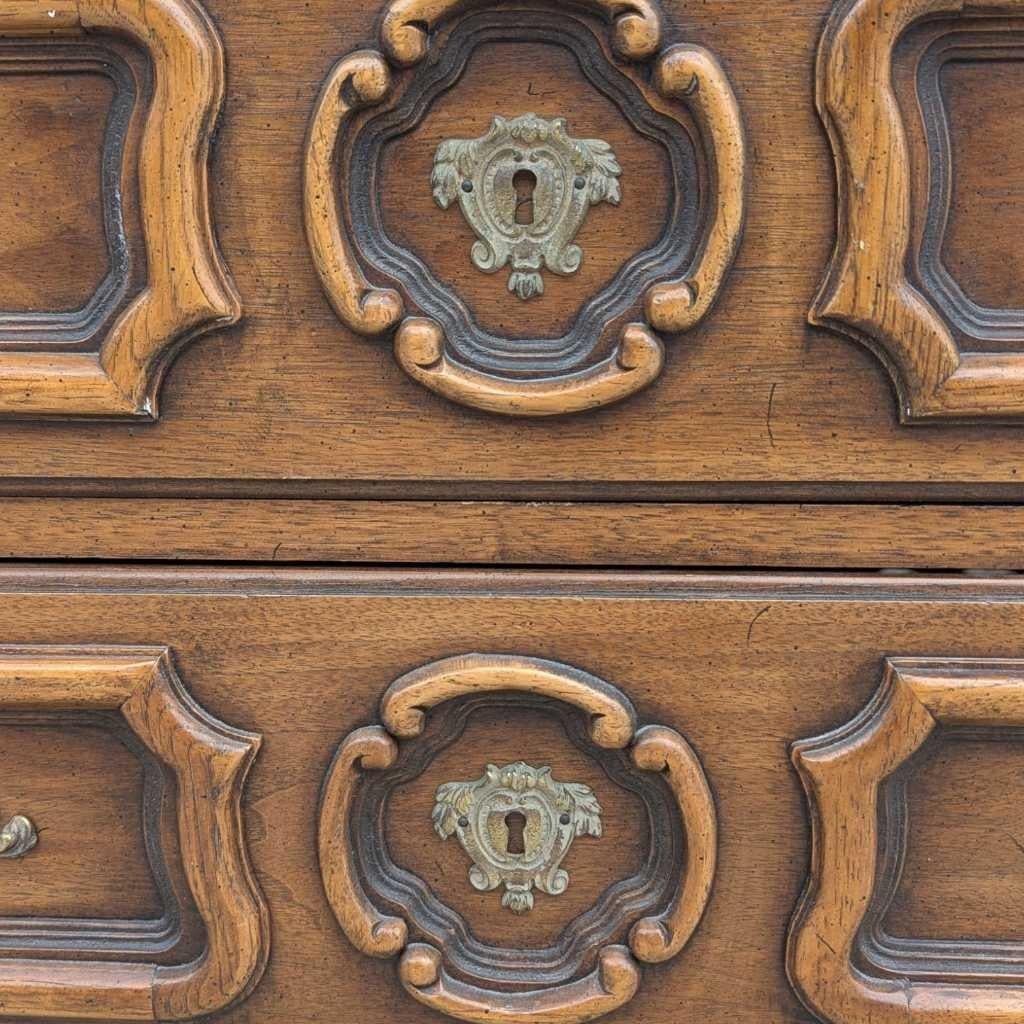 Coffre provincial français Drexel, commode à 2 tiroirs, bois massif, vers les années 1960, États-Unis en vente 5