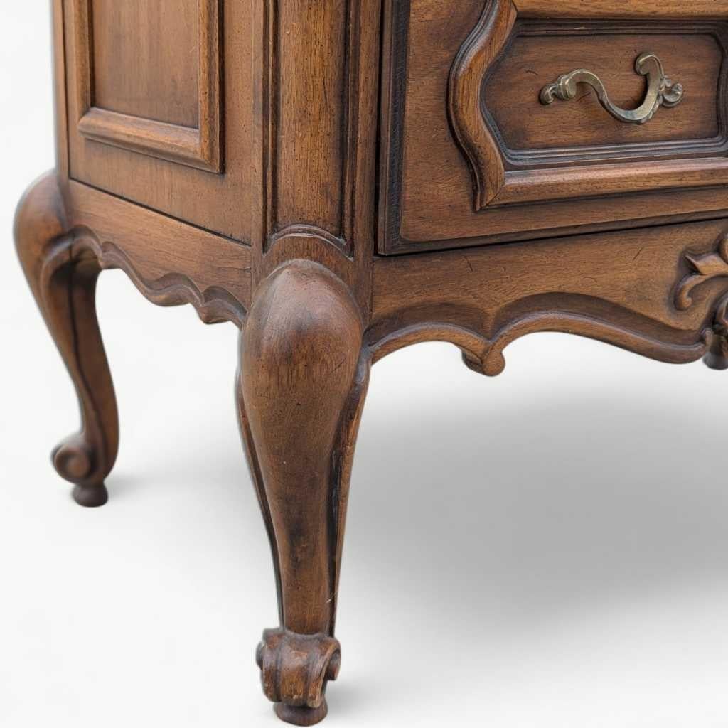 Coffre provincial français Drexel, commode à 2 tiroirs, bois massif, vers les années 1960, États-Unis en vente 6