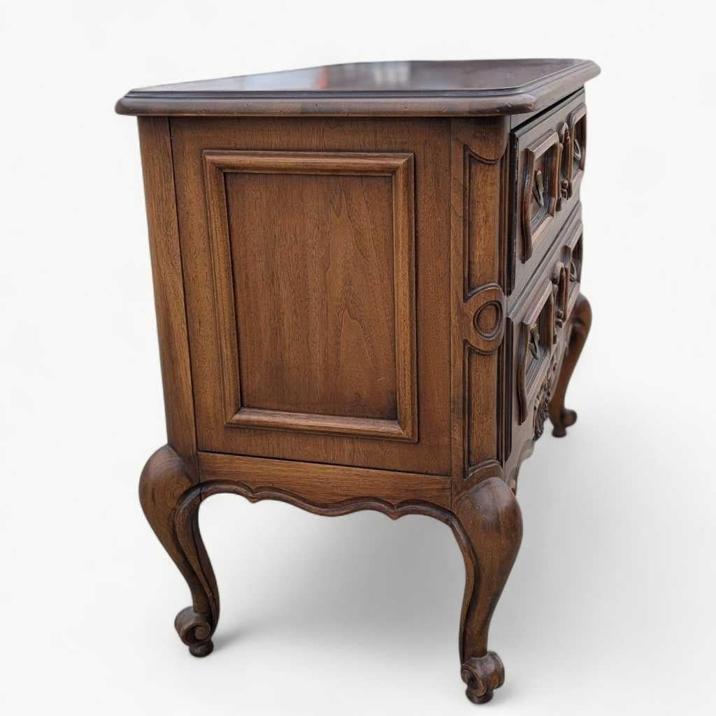 Coffre provincial français Drexel, commode à 2 tiroirs, bois massif, vers les années 1960, États-Unis en vente 8