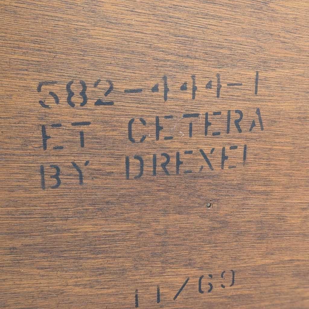 Coffre provincial français Drexel, commode à 2 tiroirs, bois massif, vers les années 1960, États-Unis en vente 9