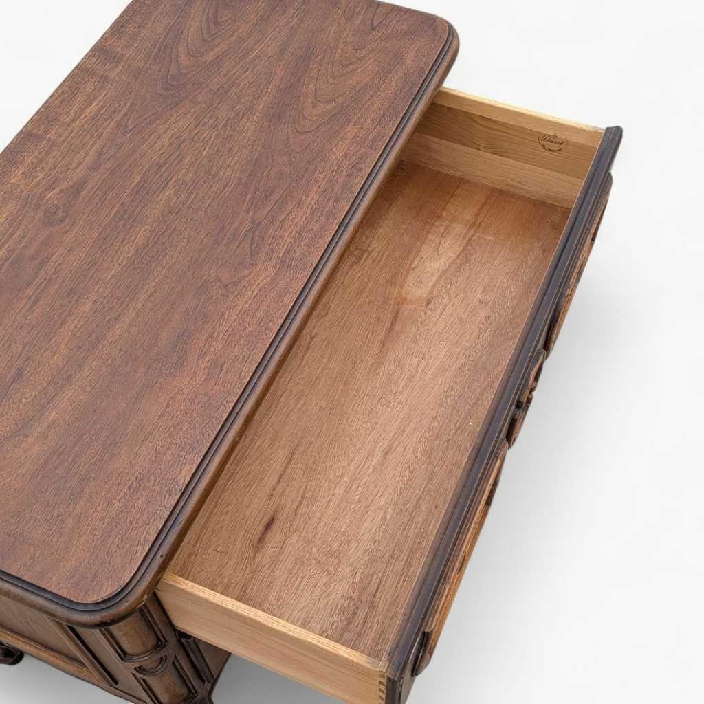 Coffre provincial français Drexel, commode à 2 tiroirs, bois massif, vers les années 1960, États-Unis en vente 10