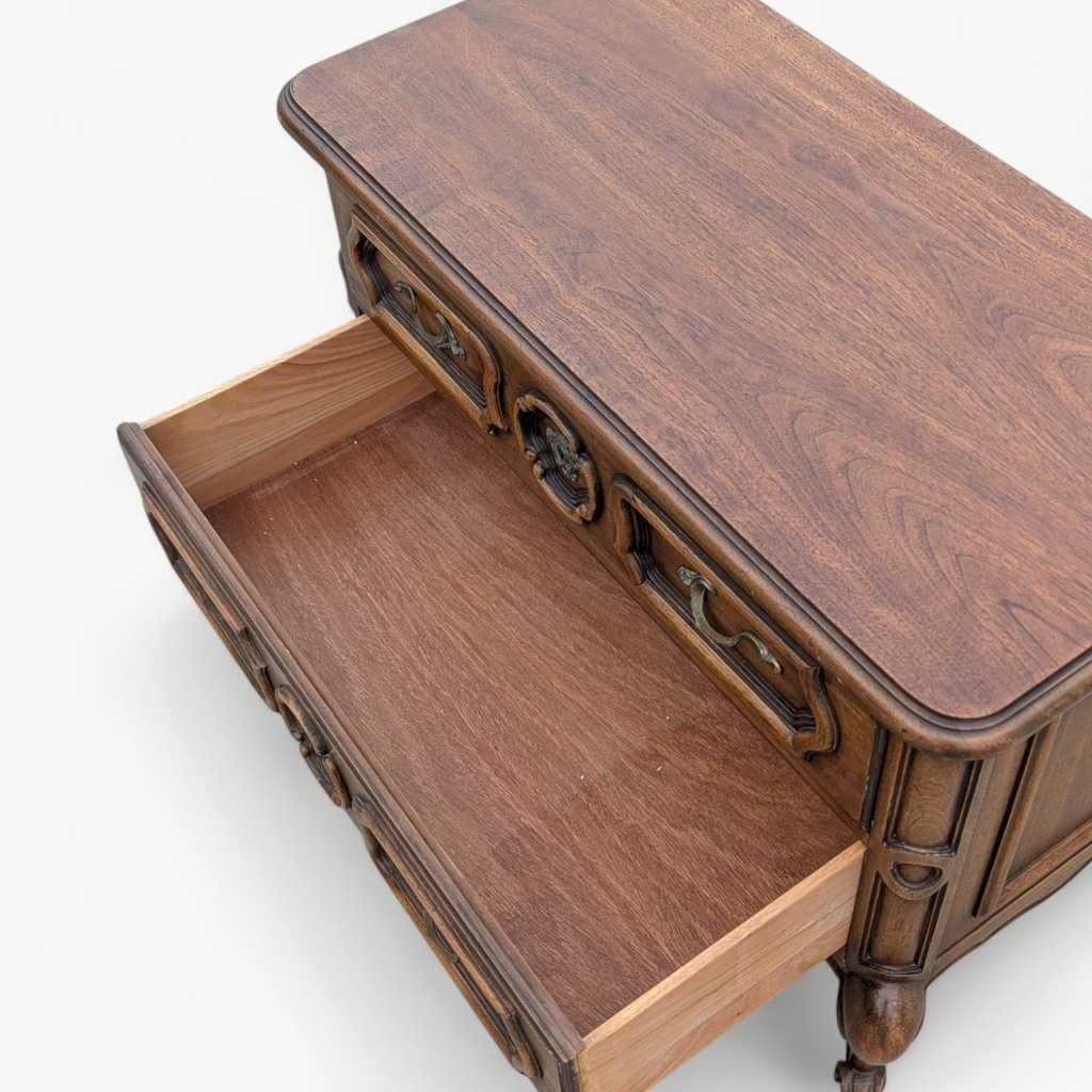 Coffre provincial français Drexel, commode à 2 tiroirs, bois massif, vers les années 1960, États-Unis en vente 11