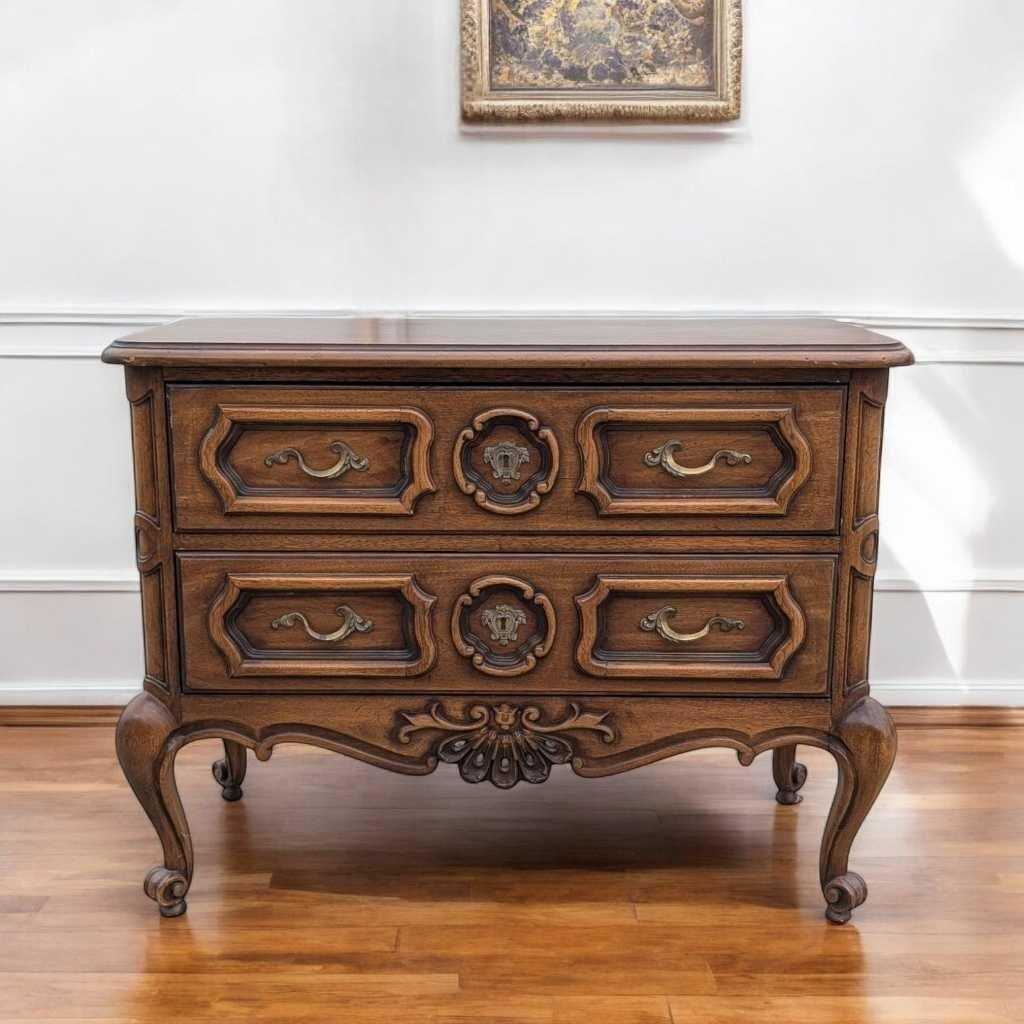 Américain Coffre provincial français Drexel, commode à 2 tiroirs, bois massif, vers les années 1960, États-Unis en vente
