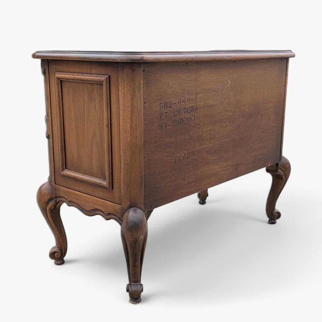 Sculpté Coffre provincial français Drexel, commode à 2 tiroirs, bois massif, vers les années 1960, États-Unis en vente
