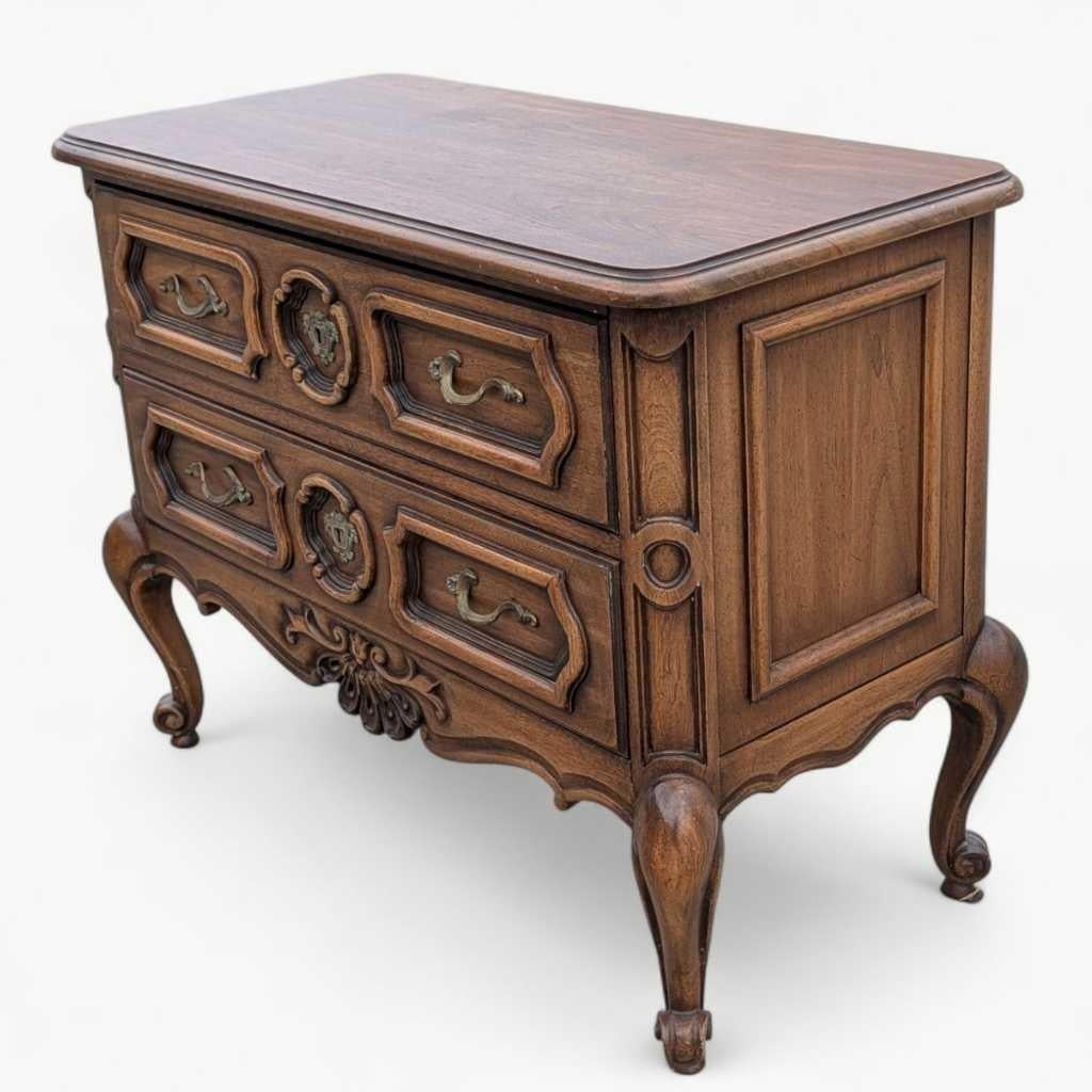 Coffre provincial français Drexel, commode à 2 tiroirs, bois massif, vers les années 1960, États-Unis Bon état - En vente à Rancho Cucamonga, CA