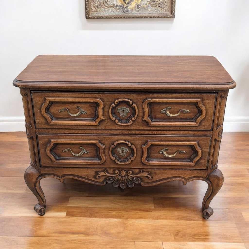 20ième siècle Coffre provincial français Drexel, commode à 2 tiroirs, bois massif, vers les années 1960, États-Unis en vente