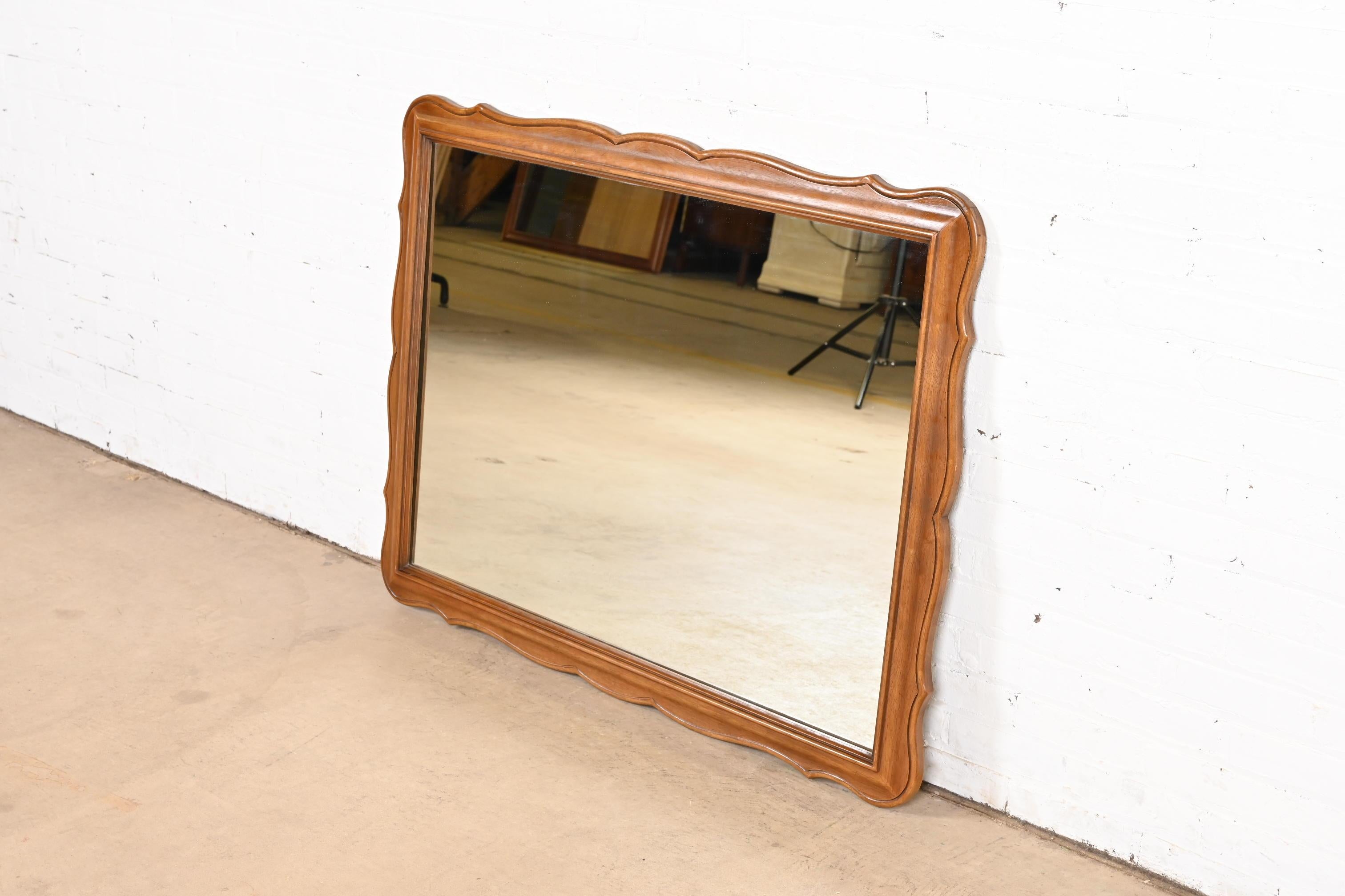 A gorgeous French Provincial Louis XV style carved walnut framed wall mirror

By Drexel

USA, 1961

Measures: 47.5