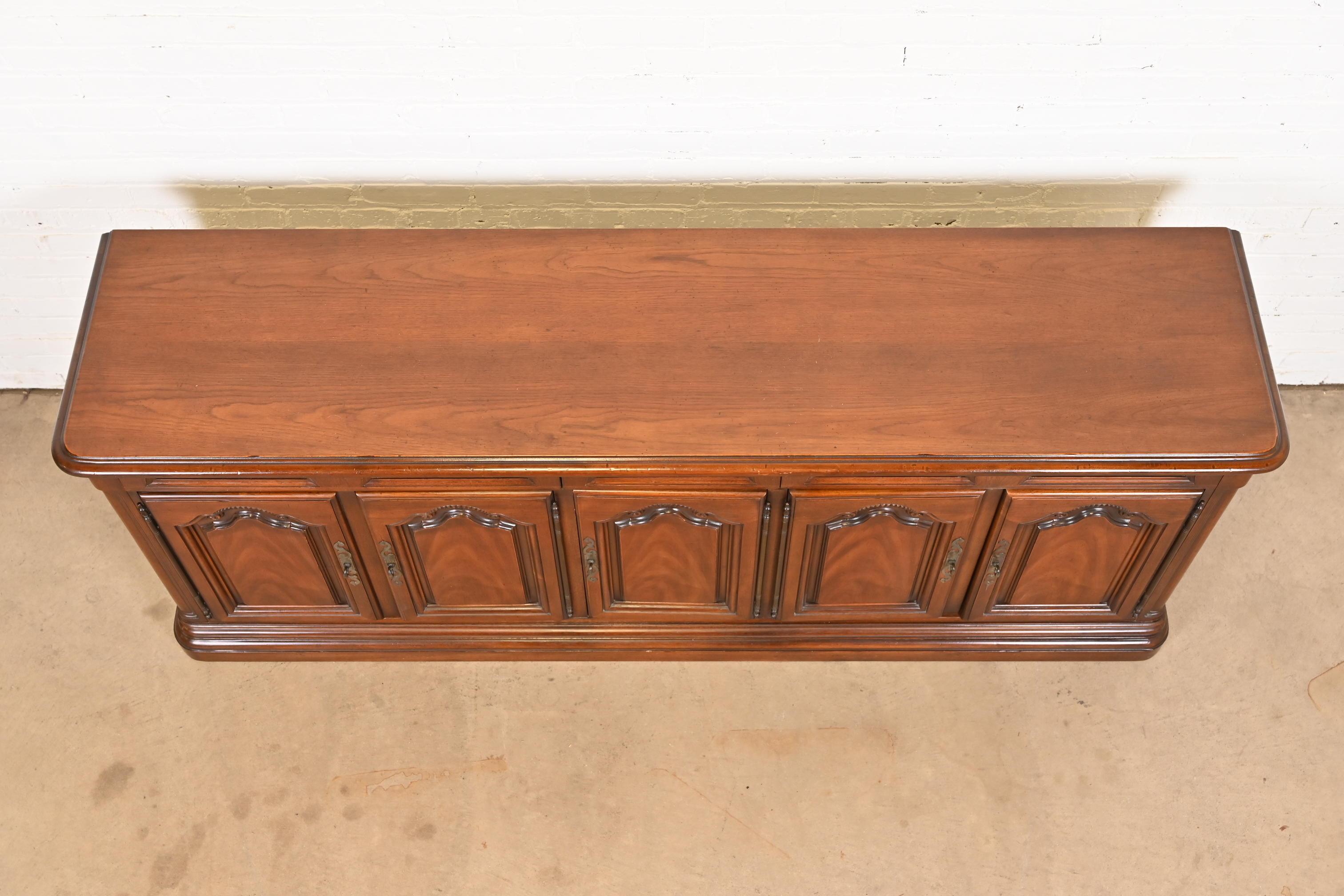 geschnitztes Sideboard oder Barschrank aus Nussbaumholz im französischen Louis XV.-Stil von Drexel im Angebot 5