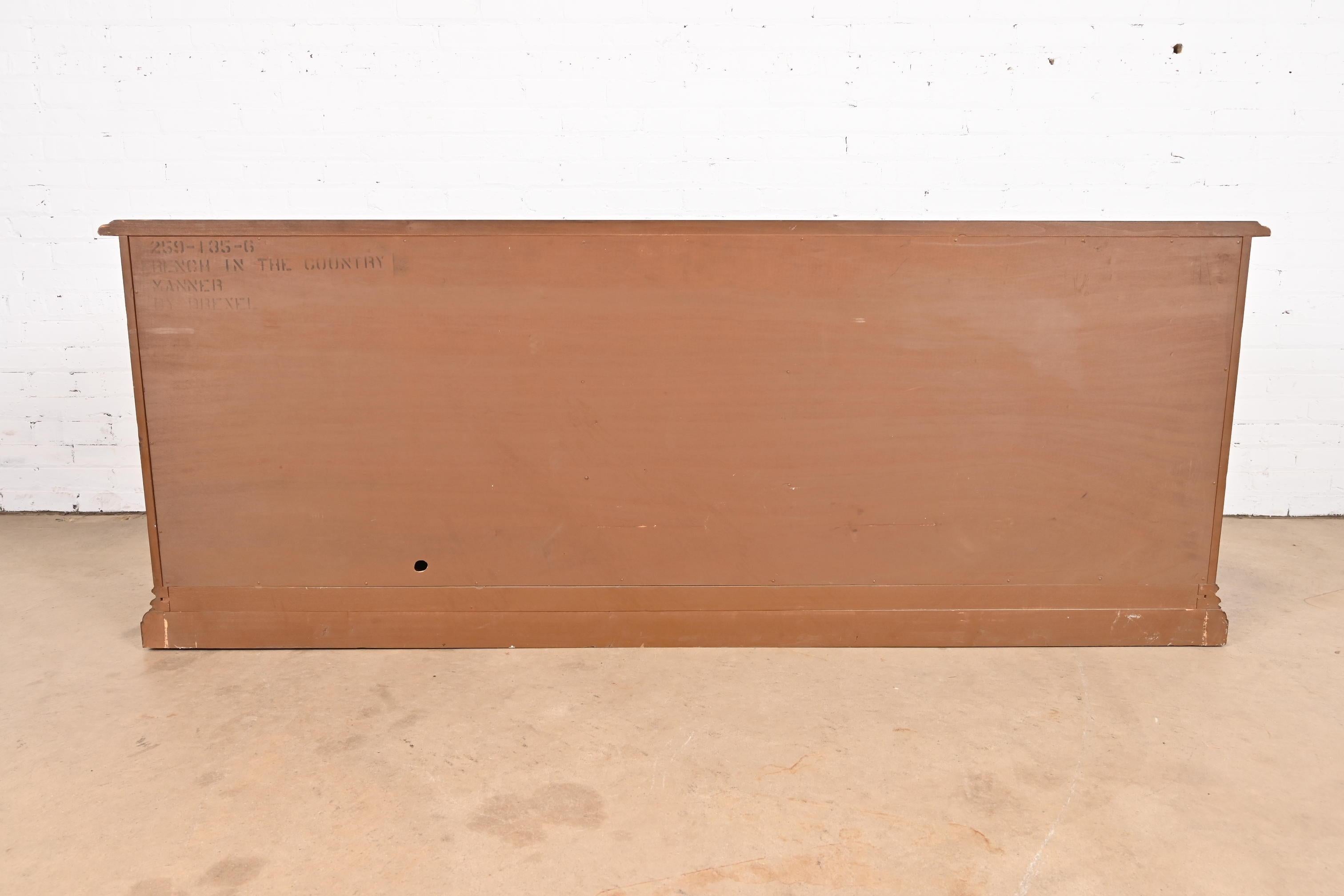 geschnitztes Sideboard oder Barschrank aus Nussbaumholz im französischen Louis XV.-Stil von Drexel im Angebot 7