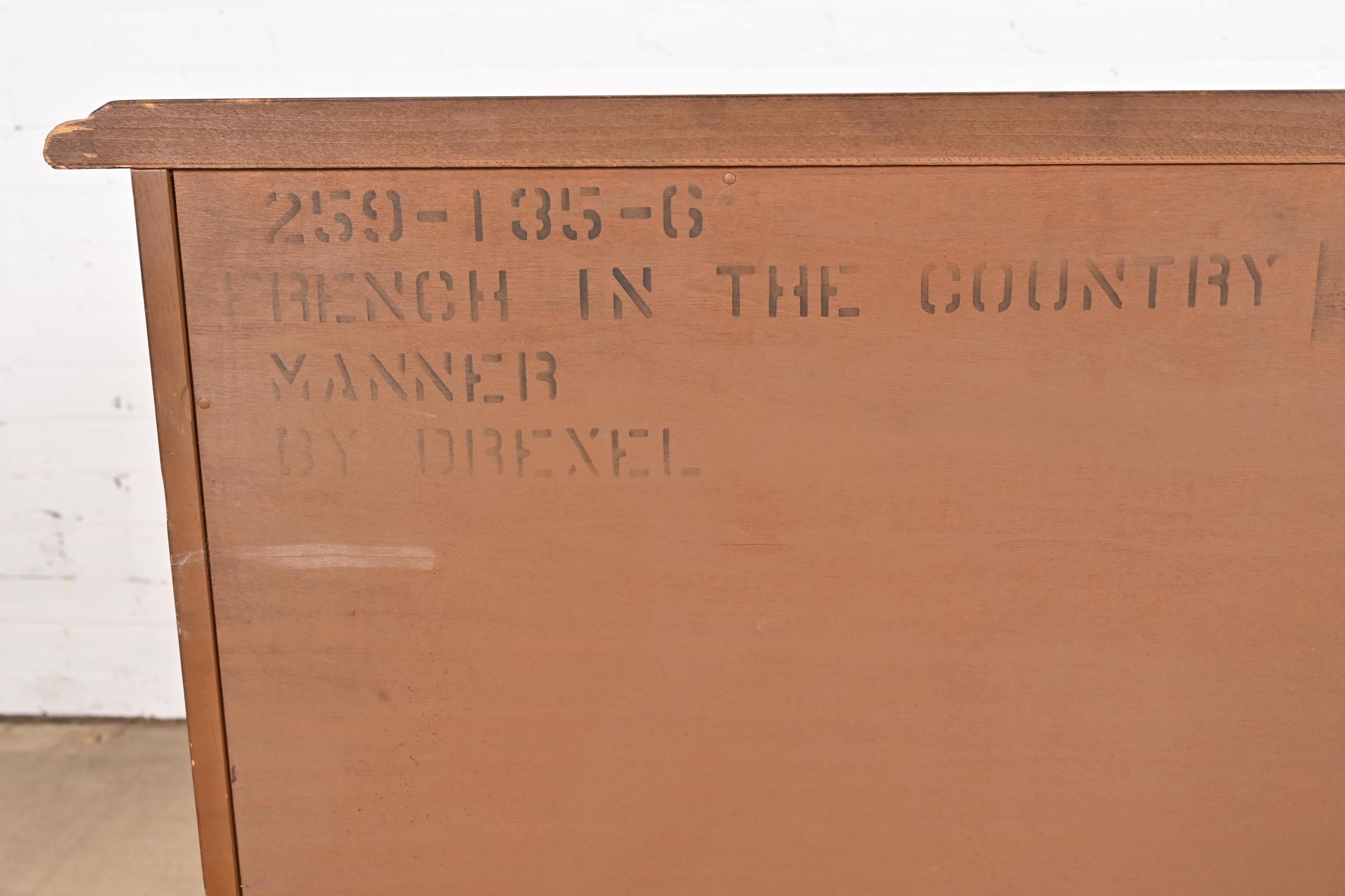 geschnitztes Sideboard oder Barschrank aus Nussbaumholz im französischen Louis XV.-Stil von Drexel im Angebot 8