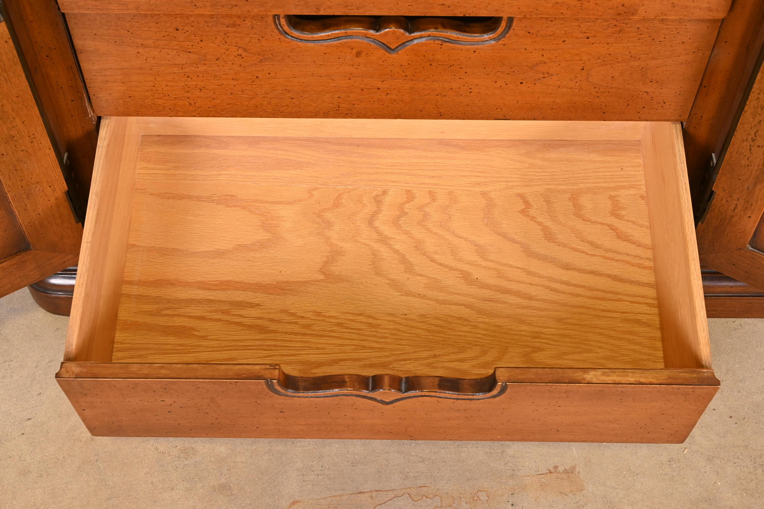 geschnitztes Sideboard oder Barschrank aus Nussbaumholz im französischen Louis XV.-Stil von Drexel im Angebot 1