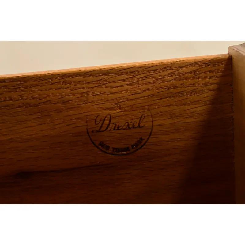 Comò triplo in legno intagliato Drexel French Regency Louis XVI, circa anni '60 in vendita 3