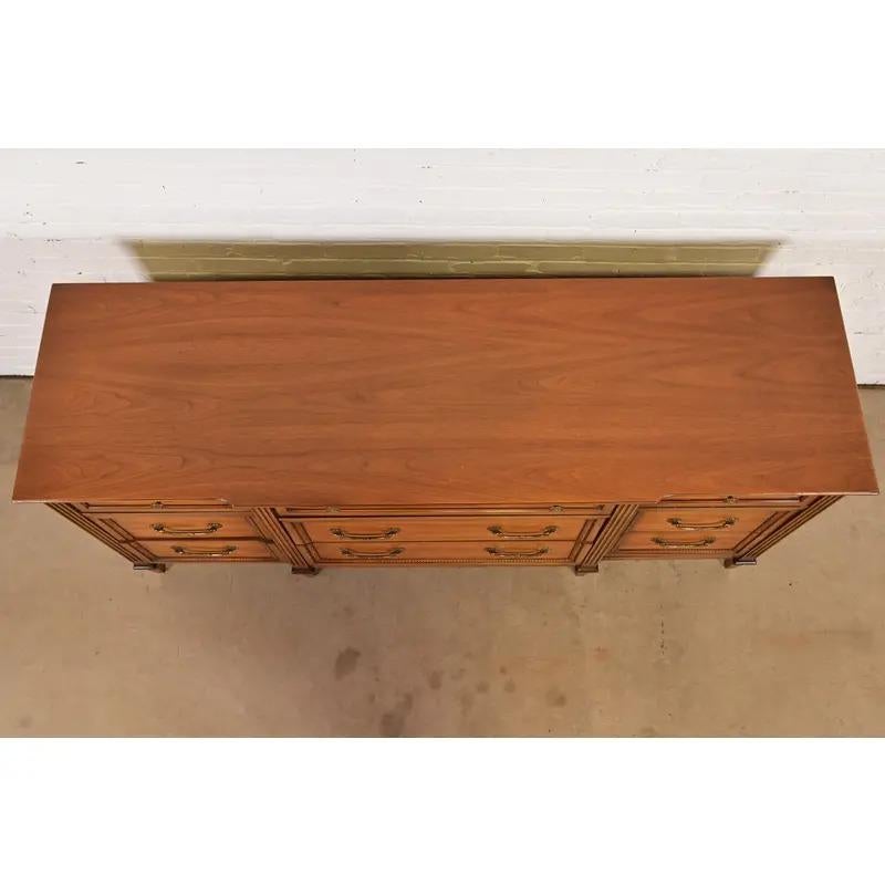 Comò triplo in legno intagliato Drexel French Regency Louis XVI, circa anni '60 in vendita 4