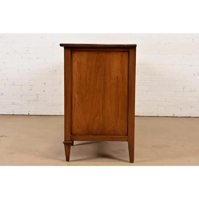 Comò triplo in legno intagliato Drexel French Regency Louis XVI, circa anni '60 in vendita 5