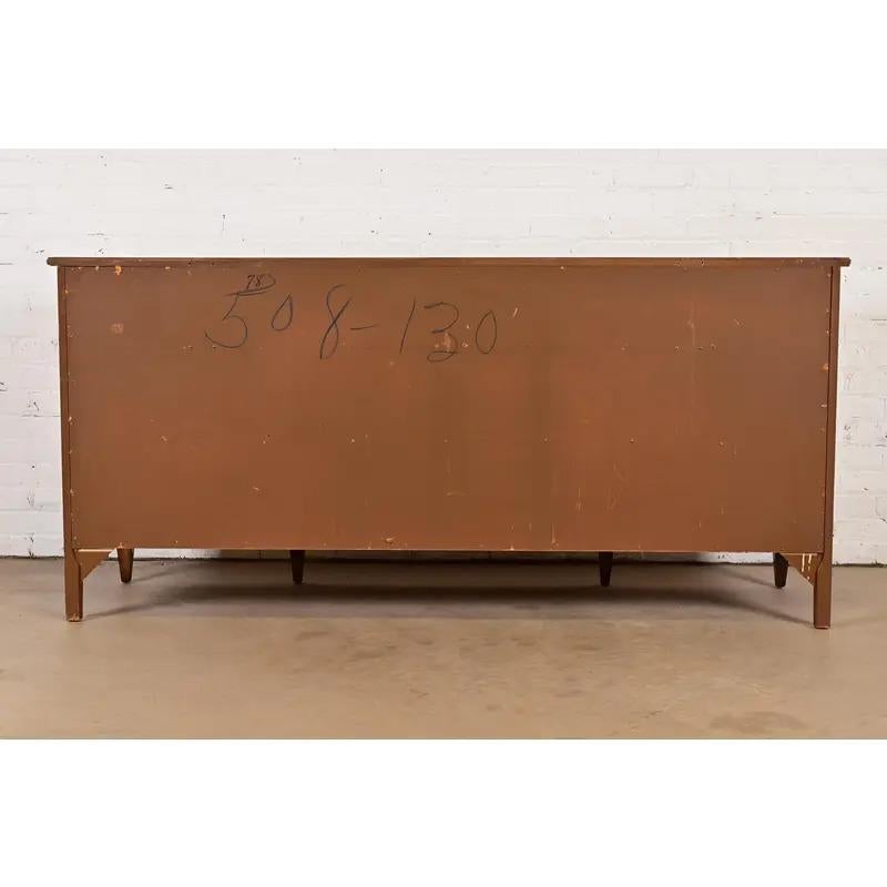 Comò triplo in legno intagliato Drexel French Regency Louis XVI, circa anni '60 in vendita 6