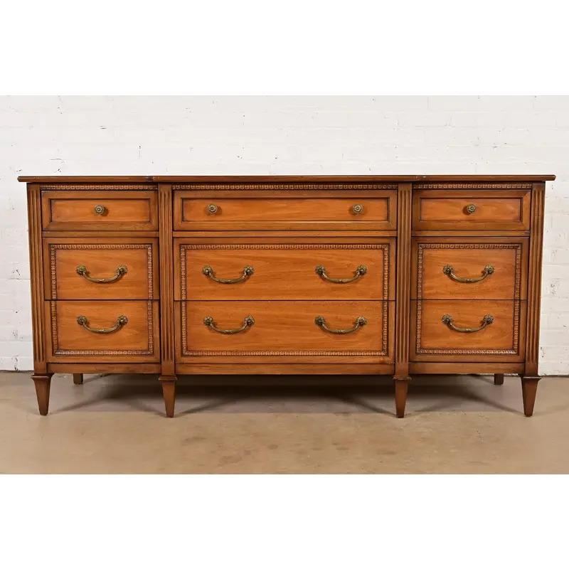 Una splendida cassettiera o credenza tripla in stile Luigi XVI della Reggenza francese

Da Drexel

USA, circa anni '1960

Bellissimo legno di frutta intagliato, con ferramenta originale in ottone.

Misure: 70 