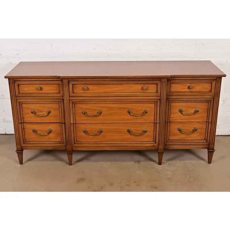 Luigi XVI Comò triplo in legno intagliato Drexel French Regency Louis XVI, circa anni '60 in vendita