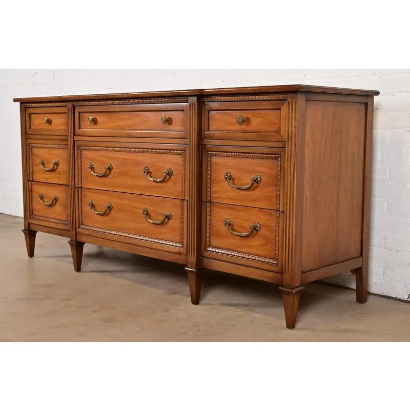 Americano Comò triplo in legno intagliato Drexel French Regency Louis XVI, circa anni '60 in vendita