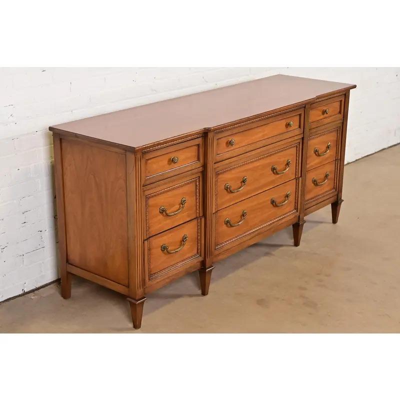 Comò triplo in legno intagliato Drexel French Regency Louis XVI, circa anni '60 In condizioni buone in vendita a South Bend, IN