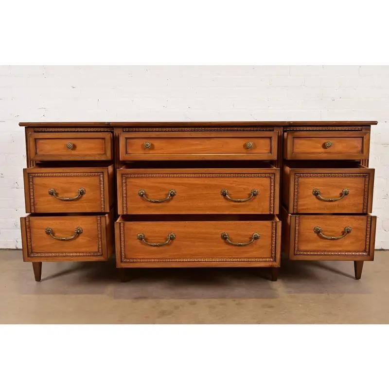 Metà XX secolo Comò triplo in legno intagliato Drexel French Regency Louis XVI, circa anni '60 in vendita