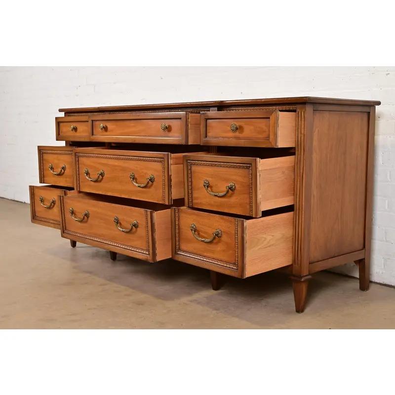 Ottone Comò triplo in legno intagliato Drexel French Regency Louis XVI, circa anni '60 in vendita