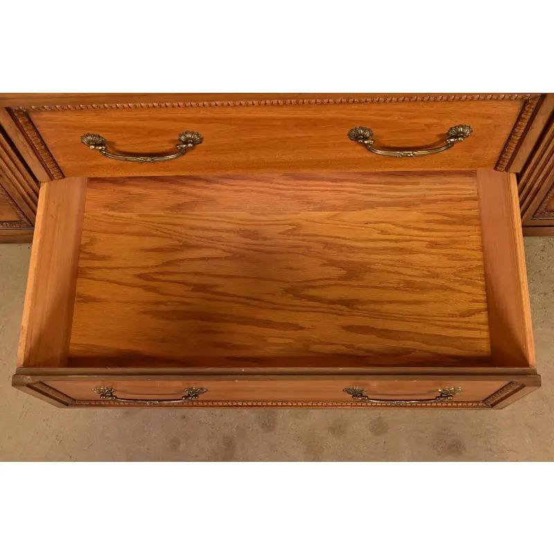 Comò triplo in legno intagliato Drexel French Regency Louis XVI, circa anni '60 in vendita 1