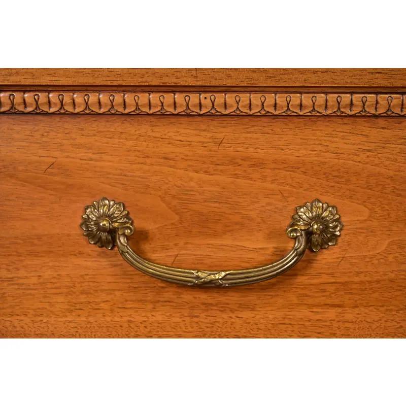 Comò triplo in legno intagliato Drexel French Regency Louis XVI, circa anni '60 in vendita 2