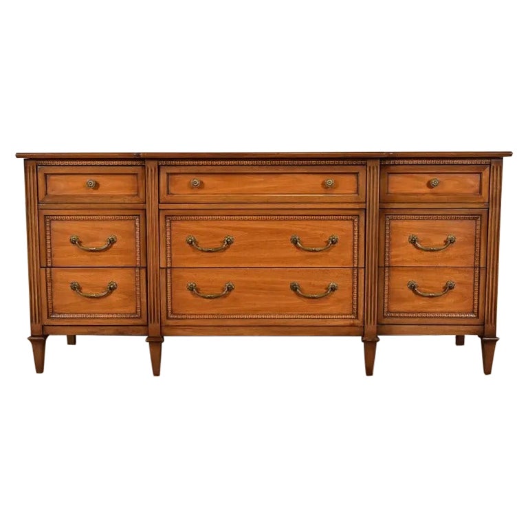 Comò triplo in legno intagliato Drexel French Regency Louis XVI, circa anni '60 in vendita