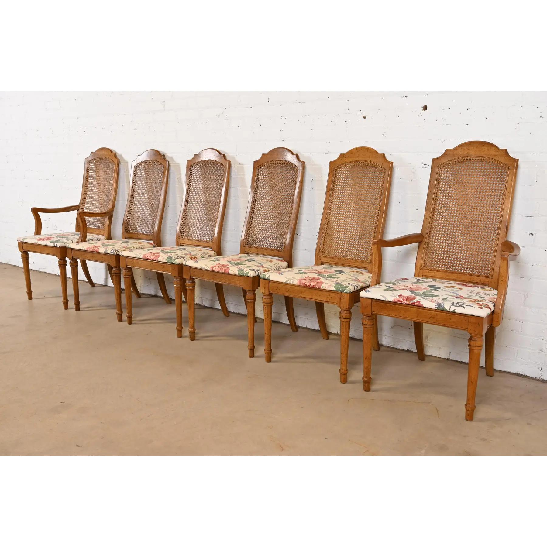 Uno splendido set di sei sedie da pranzo in stile Regency francese Luigi XVI

Di Drexel, 