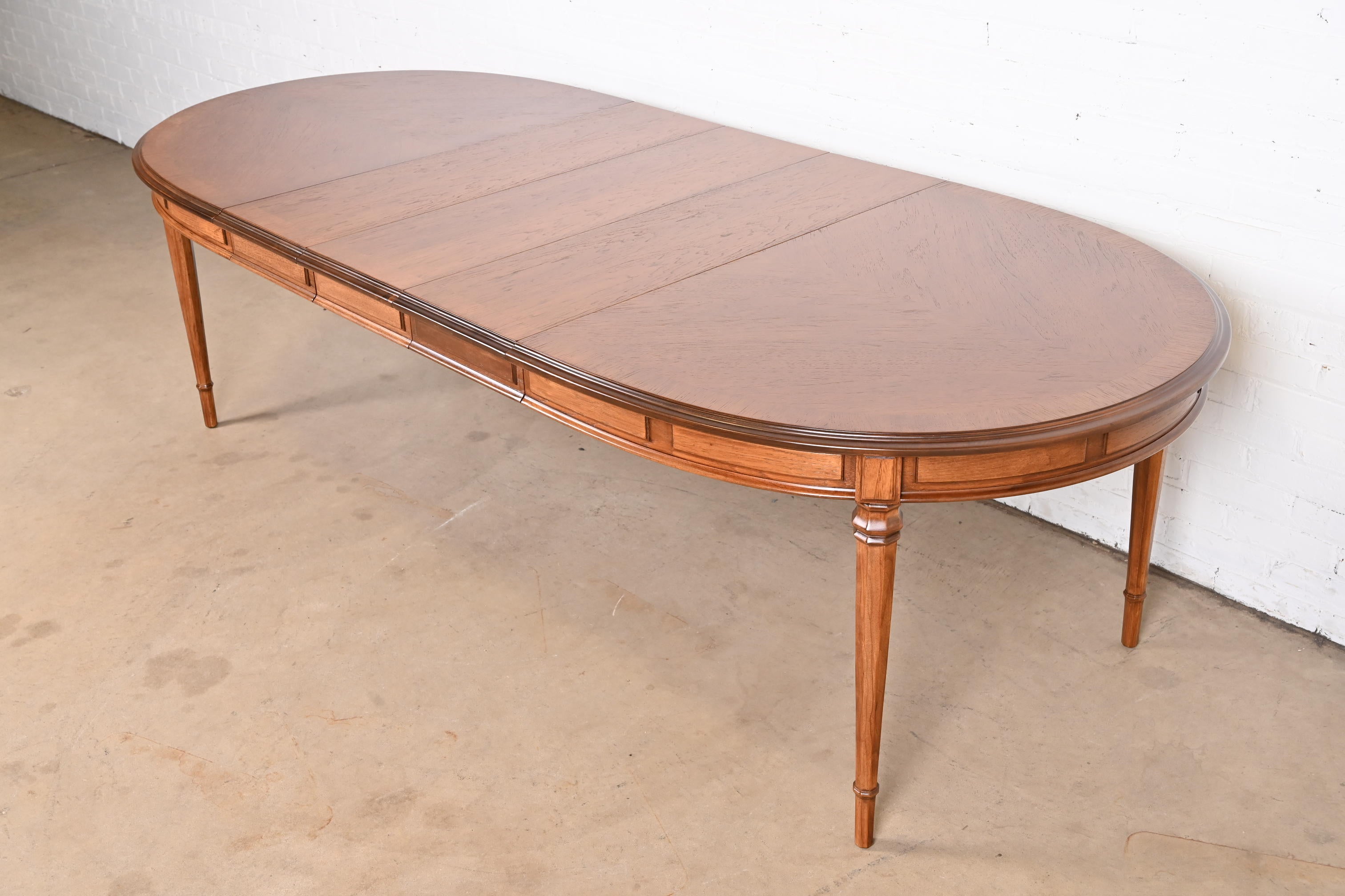 A beautiful French Regency Louis XVI style walnut extension dining table

By Drexel

USA, 1964

Measures: 64