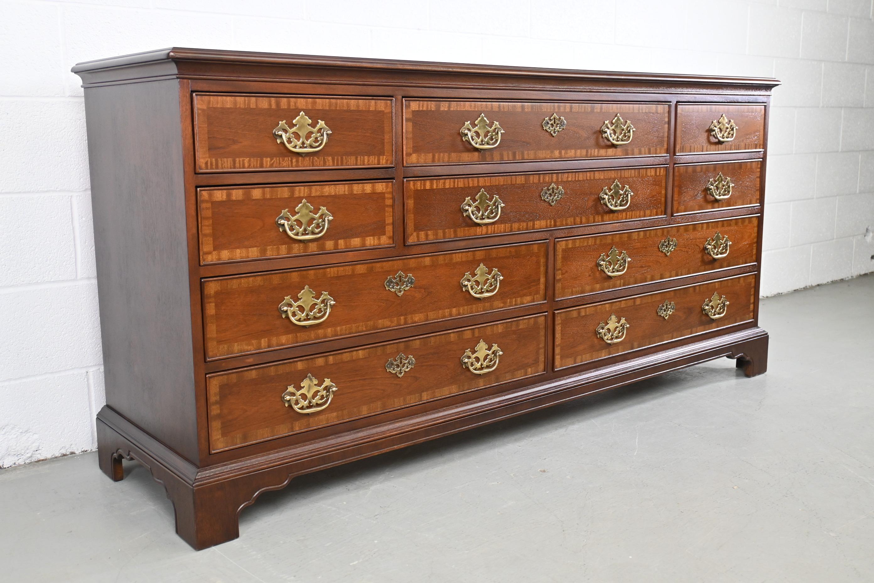 Drexel furniture Georgian mahogany banded ten drawer dresser

Drexel Furniture, USA, 1980s

72 Wide x 20 Deep x 34.5 High.

Georgian style mahogany banded ten drawer dresser with brass accents.

Professionally Refinished. Excellent condition.