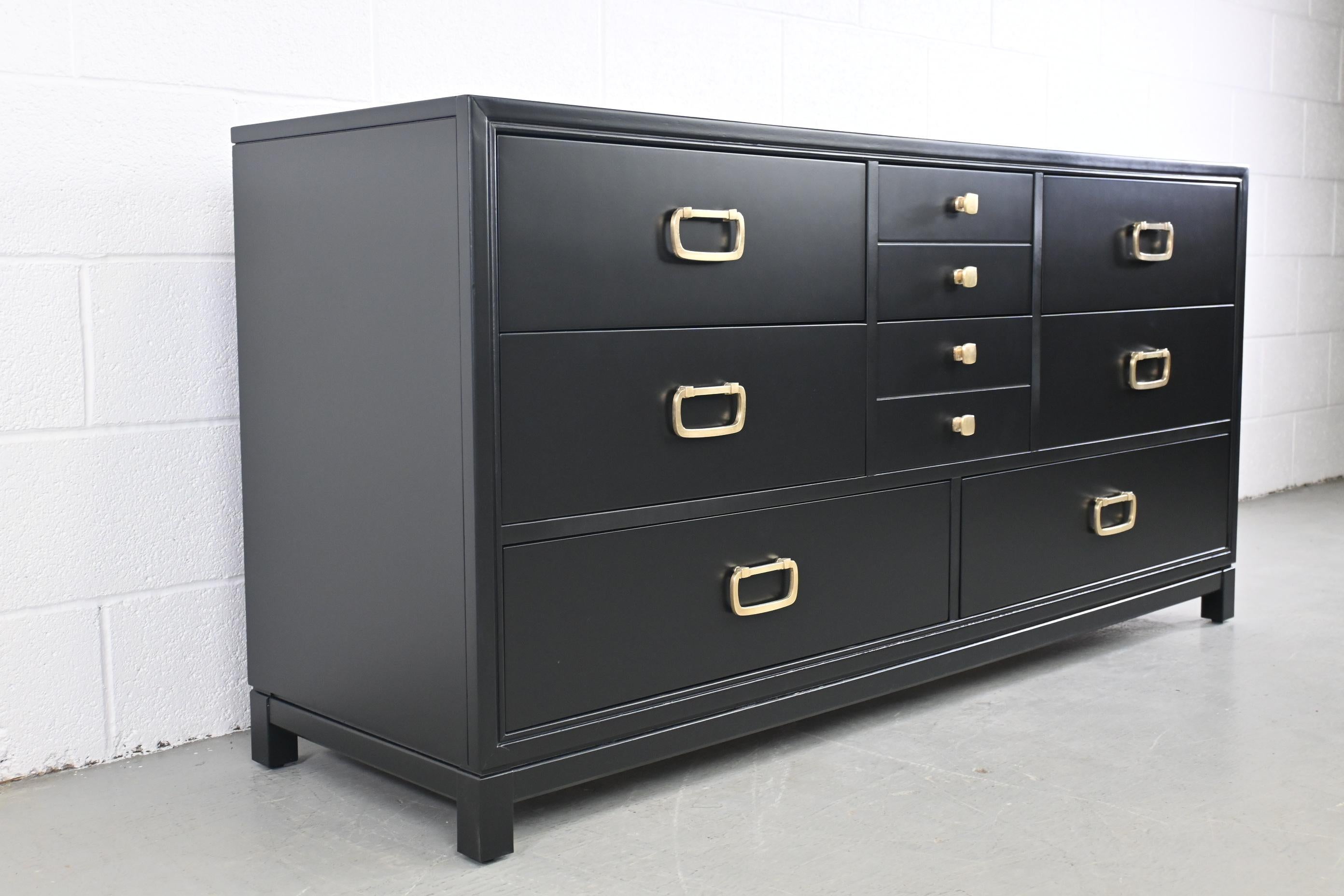 Drexel Furniture Mid-Century Modern black lacquered eight drawer dresser.

Drexel Furniture, USA, 1960s

Measures: 61.25 wide x 18 deep x 29.63 high.

Mid-Century Modern black lacquered eight drawer dresser with brass pulls.

Professionally