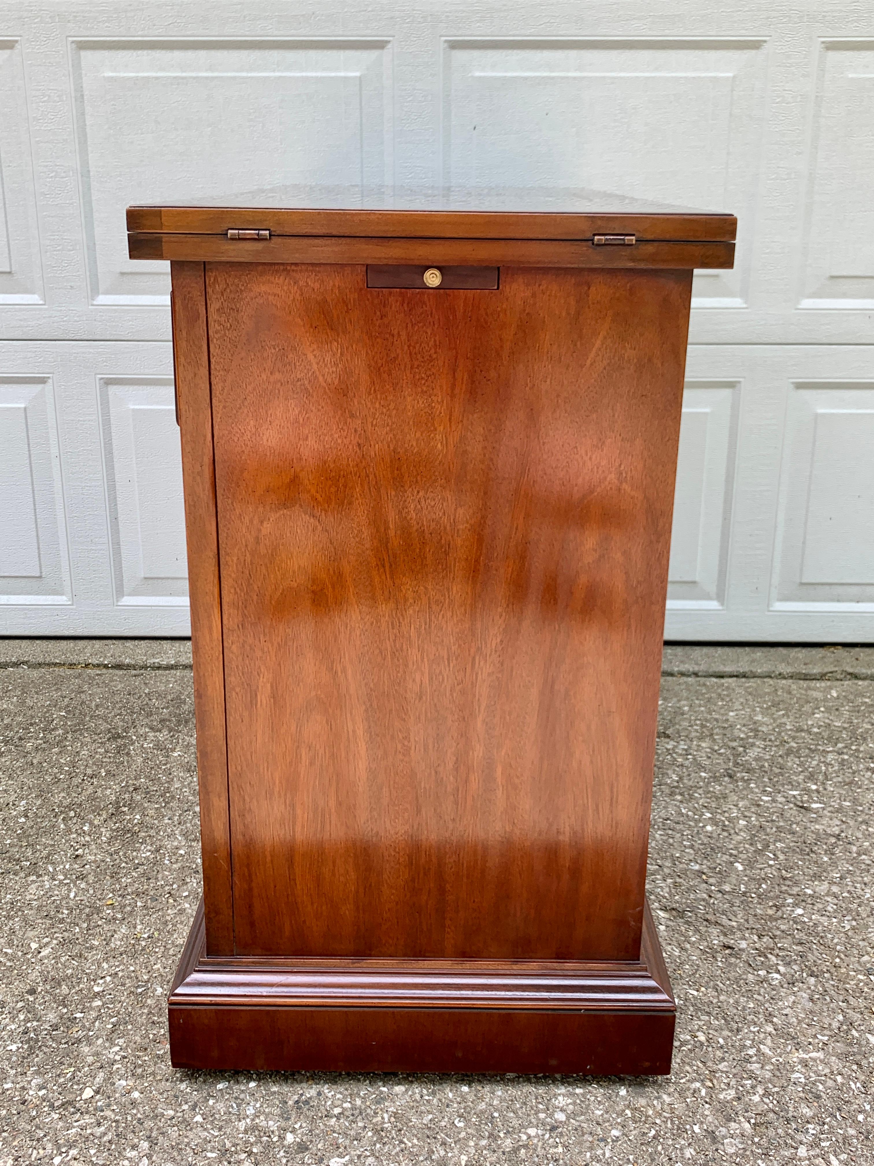 Drexel Georgian Banded Mahogany Rolling Flip-Top Server or Bar Cabinet 11