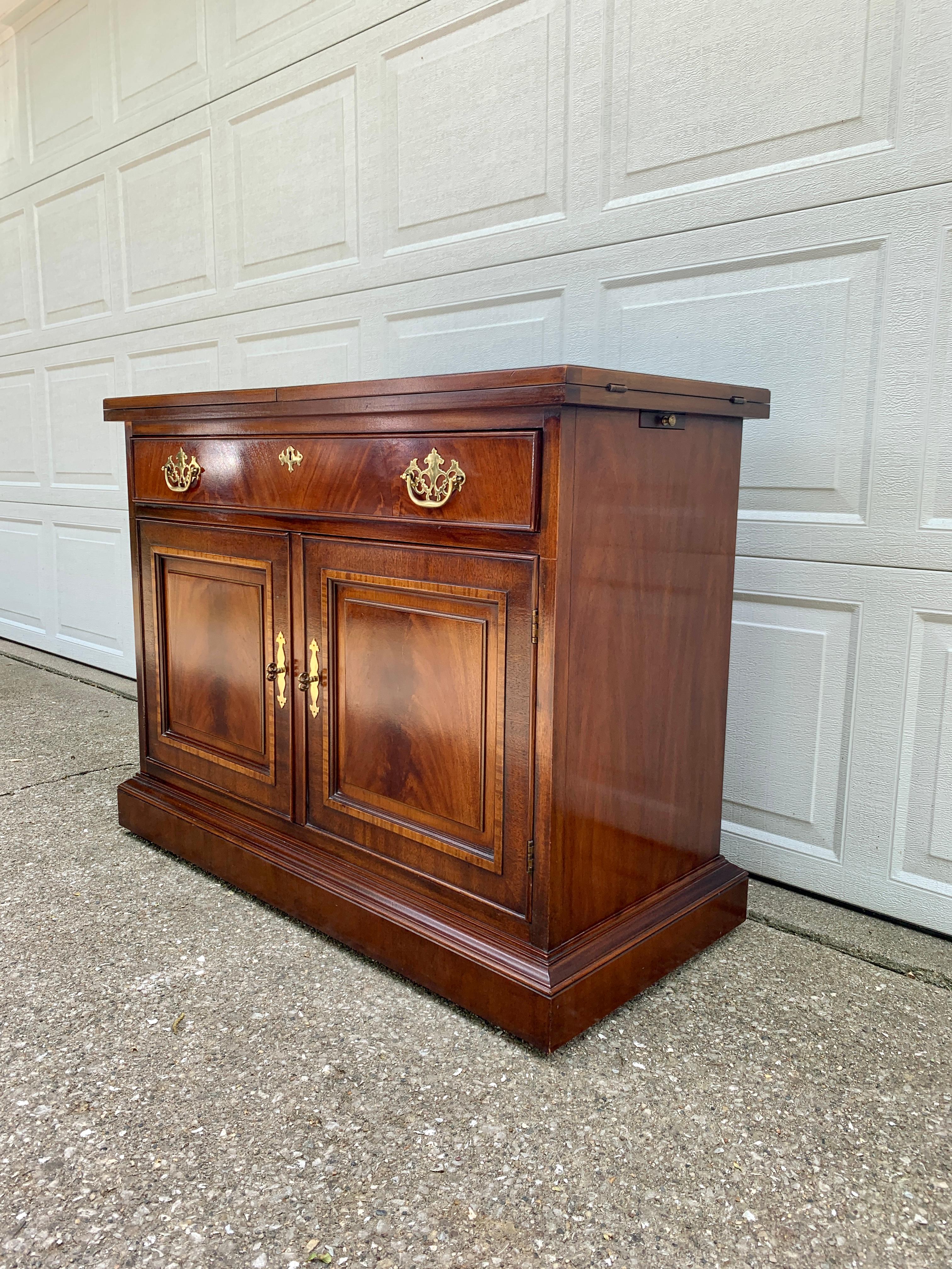 Drexel Georgian Banded Mahogany Rolling Flip-Top Server or Bar Cabinet In Good Condition In Elkhart, IN