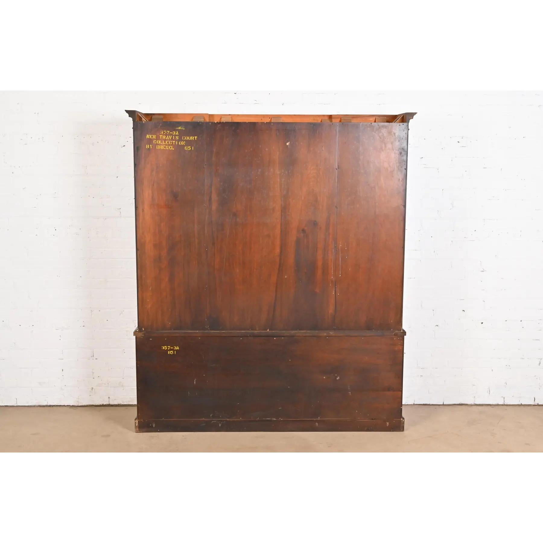 Mobile libreria Drexel Georgian Carved Mahogany Breakfront, anni '50 in vendita 3