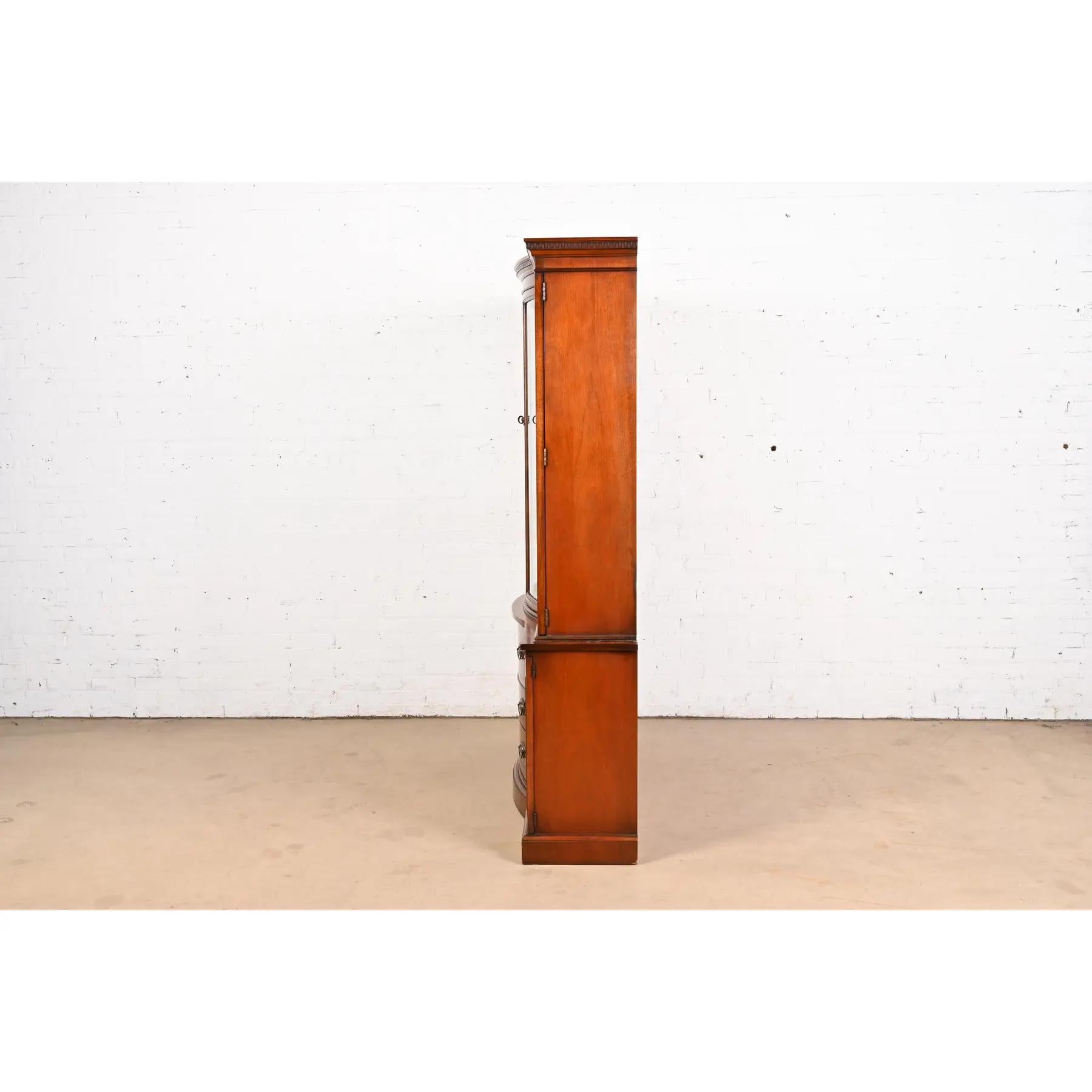 Mobile libreria Drexel Georgian Carved Mahogany Breakfront, anni '50 in vendita 3
