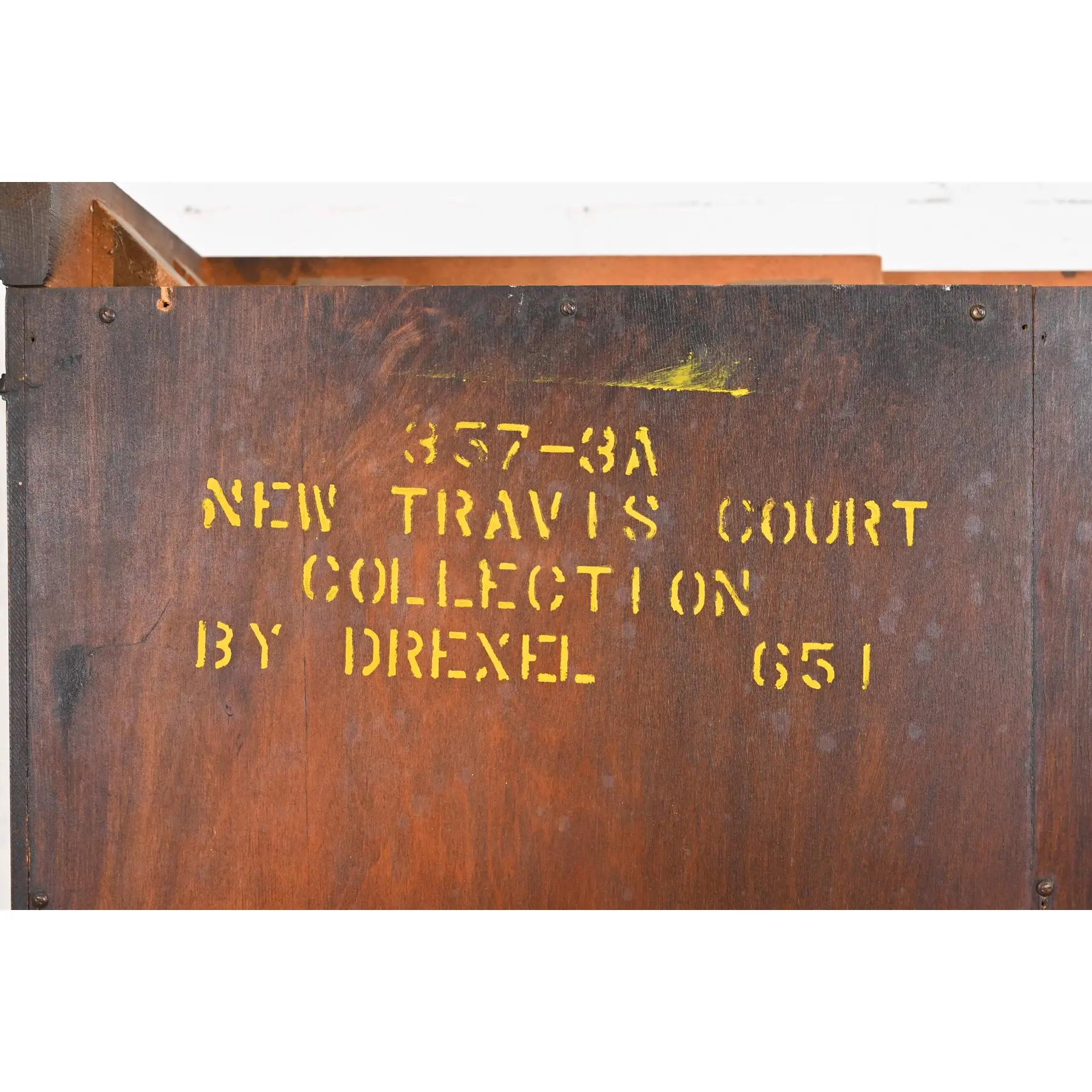 Mobile libreria Drexel Georgian Carved Mahogany Breakfront, anni '50 in vendita 4