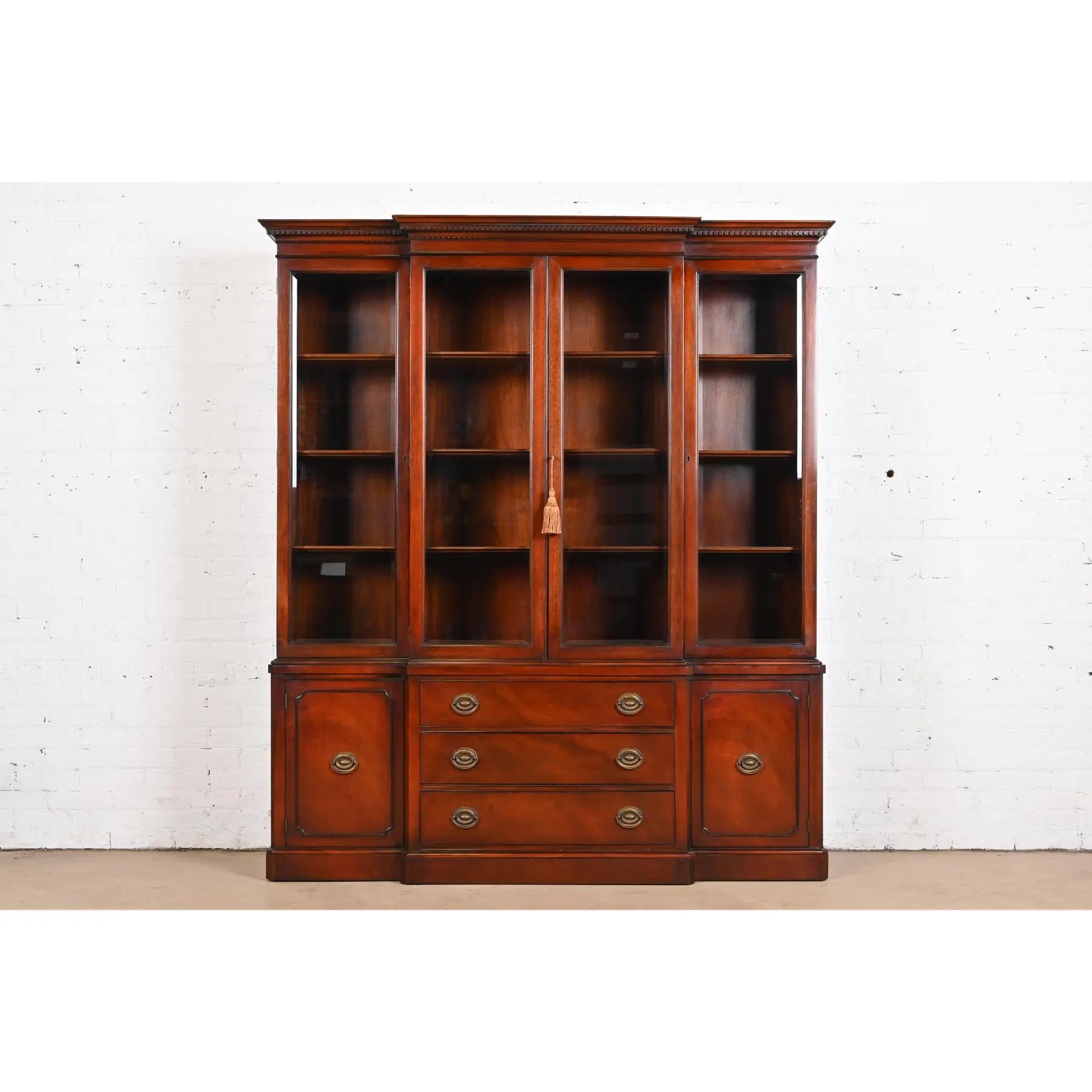 Una splendida libreria o un mobile da pranzo in stile georgiano o Chippendale.

Da Drexel

USA, anni '50

Mogano intagliato, con ante in vetro e ferramenta originale in ottone. Gli armadietti superiori si chiudono a chiave e la chiave è