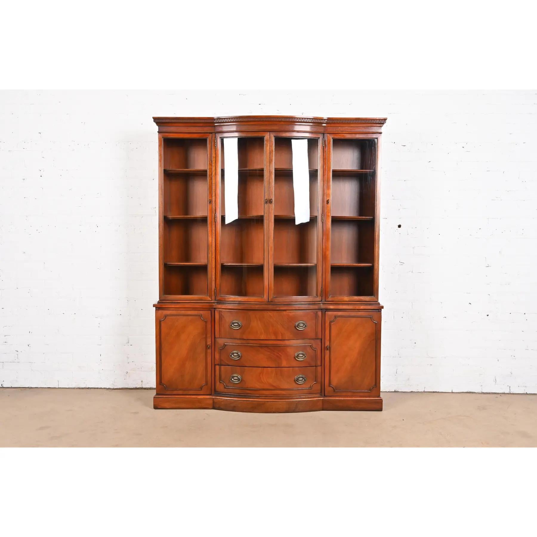 Una splendida libreria o un mobile da pranzo in stile georgiano o Chippendale.

Da Drexel

USA, anni '50

Mogano intagliato, con ante in vetro e ferramenta originale in ottone. I ripiani sono regolabili.

Misure: 60 