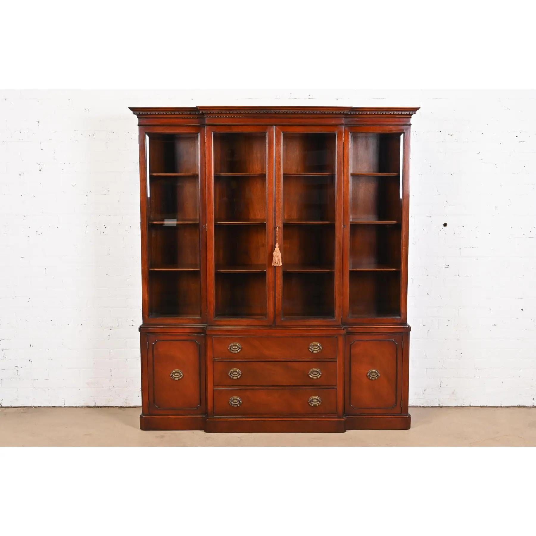 Georgiano Mobile libreria Drexel Georgian Carved Mahogany Breakfront, anni '50 in vendita